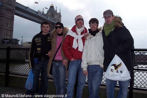 Denny, Mauro, Stefano, Mike e Raffa al Tower Bridge......bellissima foto......