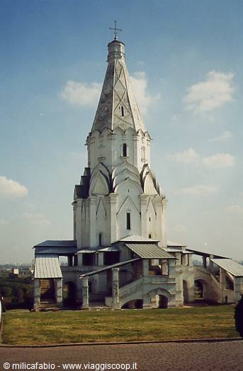 la chiesa tutta bianca protetta dall'UNESCO a Kalomajski park