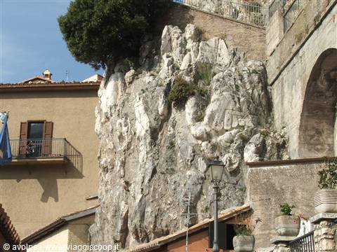 Cervara di Roma,sculture scolpite nella roccia
