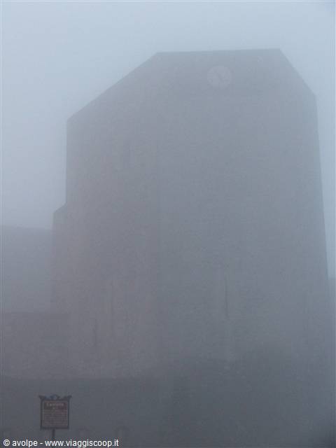 Mastio del castello di Melfi,nella nebbia