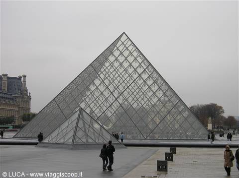 Piramidi del Louvre