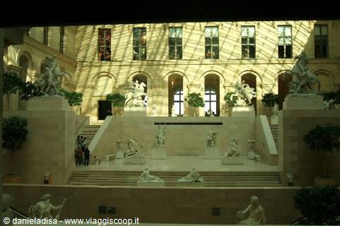 Parigi, Louvre, atrio interno 