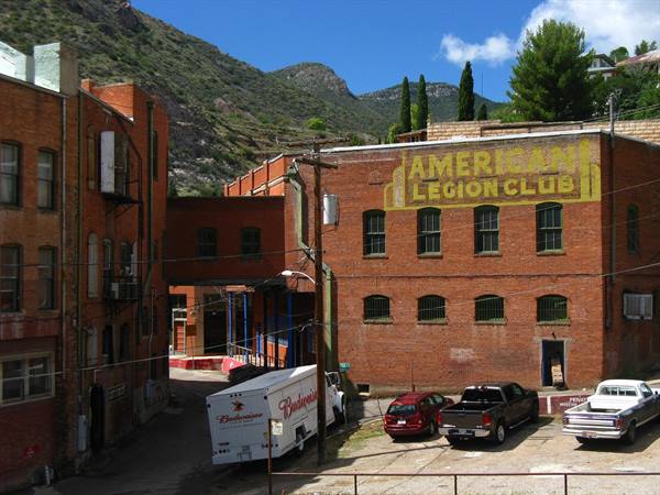 Case in mattoni con insegna "American Legion Club" a Bisbee, Arizona