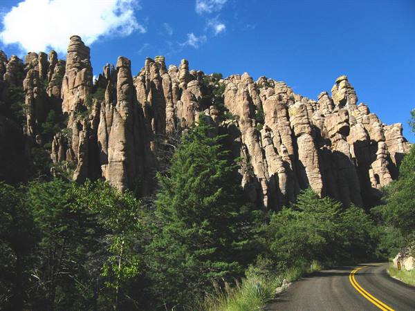 Strada asfaltata tra guglie di roccia vulcanica e pini verdi, Chiricahua