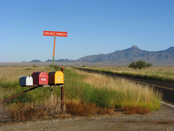 Cassetta postali su Creasey Ranch Road, Arizona, montagne sotto cielo azzurro