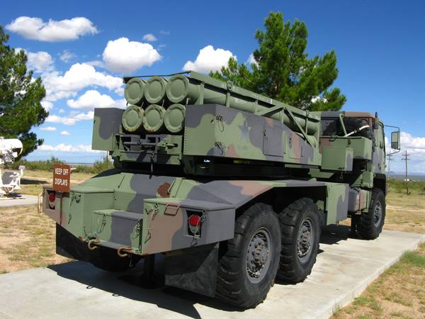 Camion lanciamissili militare camuffato esposto all'aperto, Whitesands Missile Range