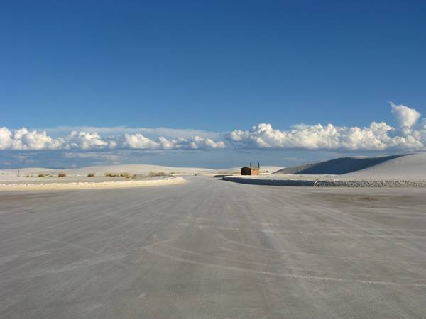 White Sands, strada di gesso tra le dune bianche, piccola cabina al centro