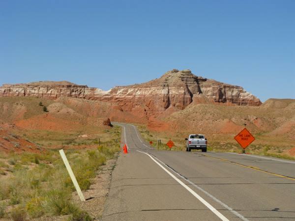 Auto sulla strada verso le formazioni rosse di Monument Valley