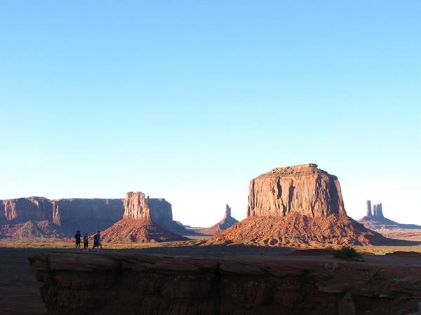 Monument Valley: escursionisti in Controllo Point sopra le mummie rosse della sabbia