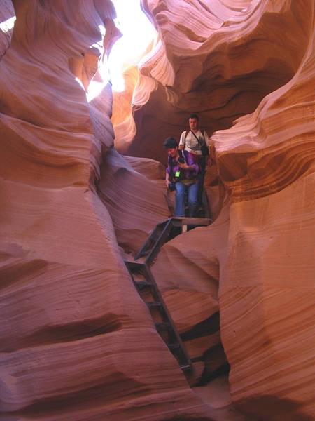 Turisti scendono una scala di metallo nell'Antelope Canyon di Page