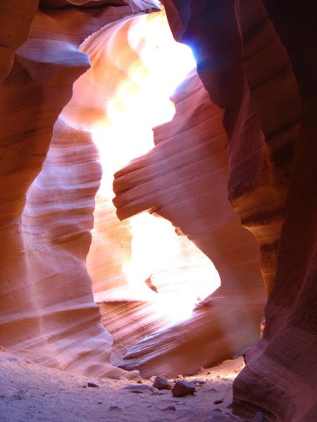 Luce che filtra tra le pareti ondulate di Antelope Canyon, Page