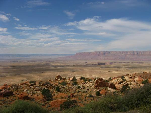 Altopiano roccioso e mesa rossa sotto nuvole bianche, Arizona