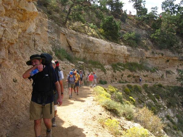 Escursionisti con zaini sul sentiero Bright Angel, Grand Canyon