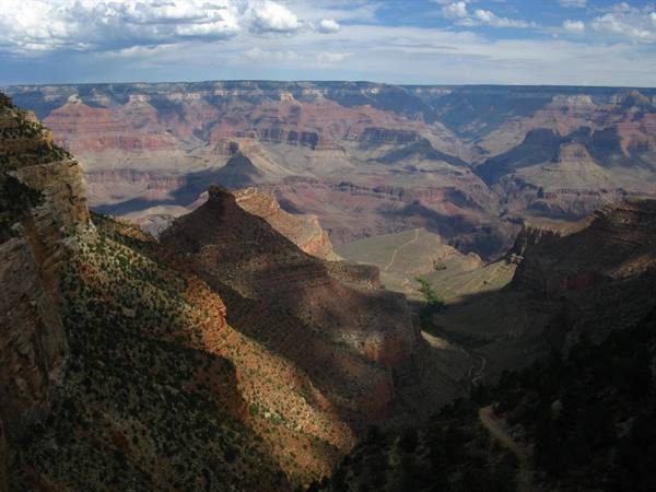 Grand Canyon: rocce rosse e ombre di nubi sui strati