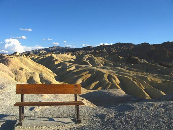 Panchina di legno davanti alle colline erose di Zabriskie Point, Death Valley