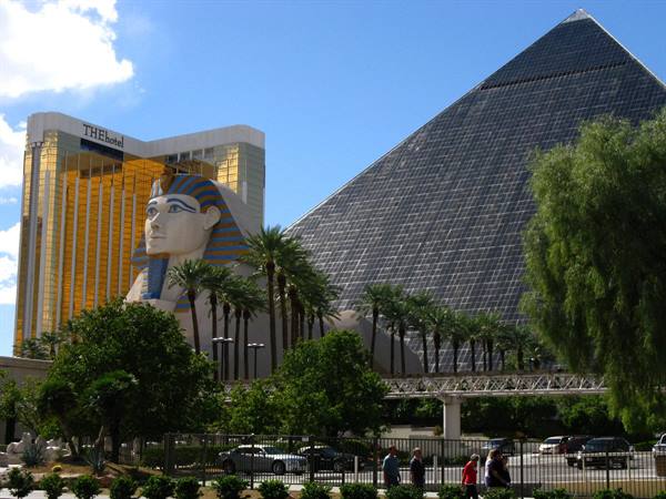 Luxor di Las Vegas: piramide nera vetrata, sfinge e palme sotto il sole
