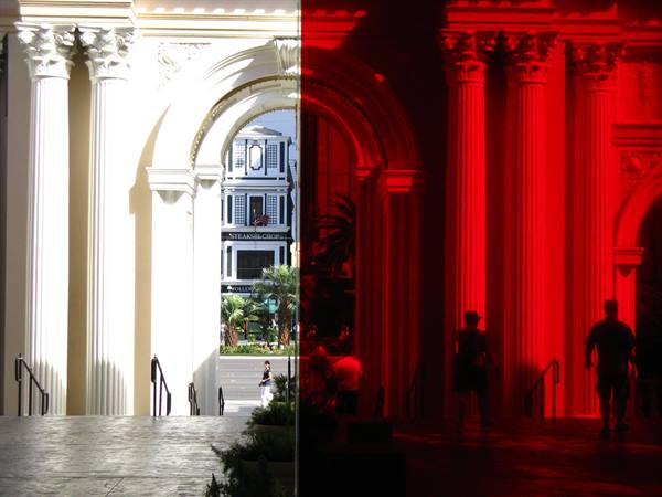 Colonne bianche e rosse dei Caesars Palace, Las Vegas, riflessi e passanti