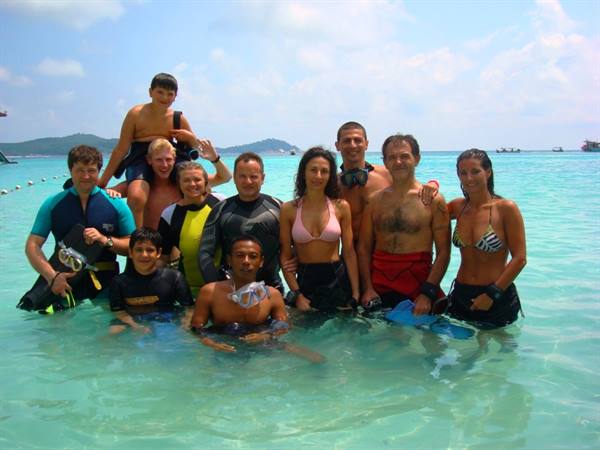 The whole group in front of the diving center.
