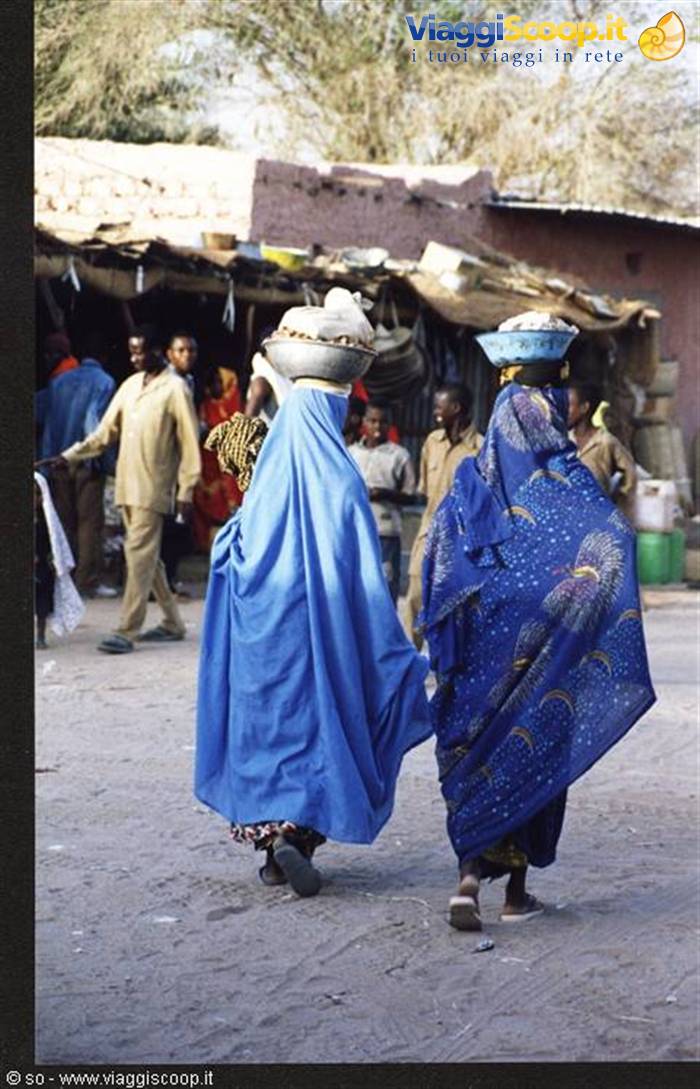 Women strolling in DIRKOU