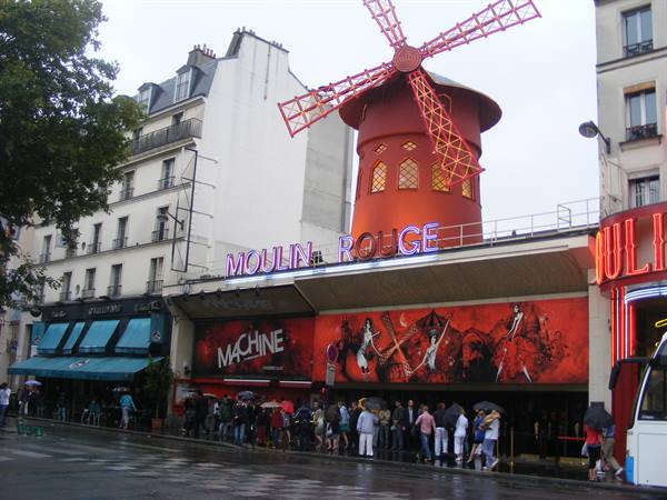 PARIS: MOULIN ROUGE
