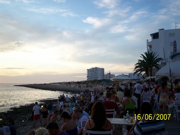 NINE IN THE EVENING,THE MAGNIFICENT SUNSET IS COMING ACCOMPANIED BY A CHILLOUT BACKGROUND