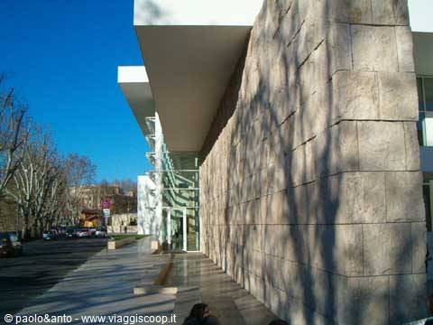 glimpse of the facade on lungotevere in augusta
