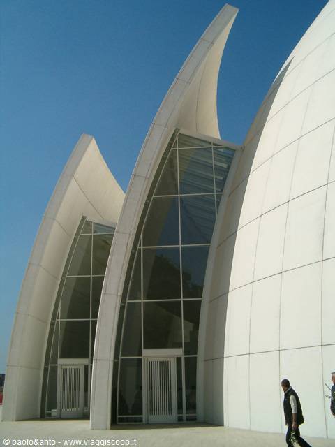 Dives in Misericordia church in Rome, Richard Meier's white concrete sails