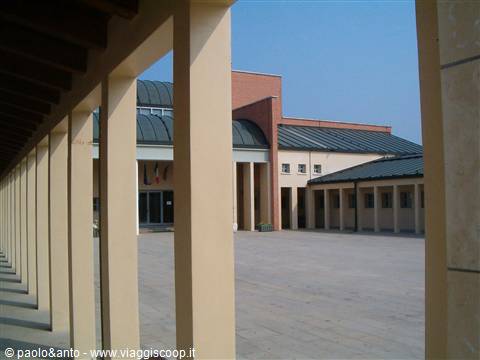 glimpse of the courtyard