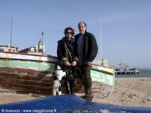 THE TRIO ON THE MAIN AND CENTRAL BEACH OF CASCAIS, ON 29.12.2010