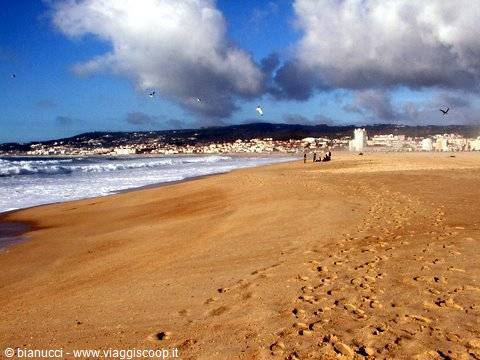 FIGUEIRA DA FOZ, SURFERS PARADISE, NOT WINDSURFERS, ACTUALLY...SURFERS!