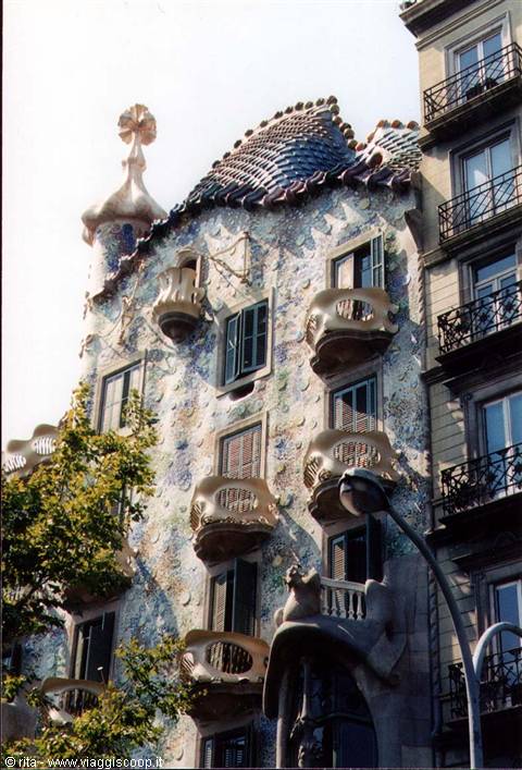 Casa Batlló in Barcelona, sculpted balconies and Gaudí's scaled roof