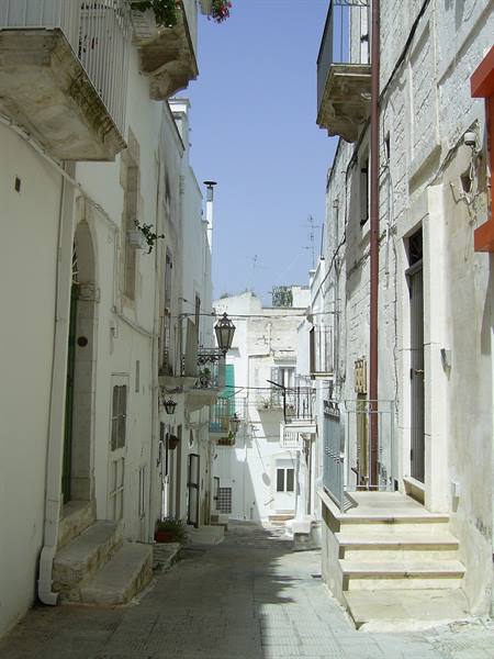 glimpse of ostuni