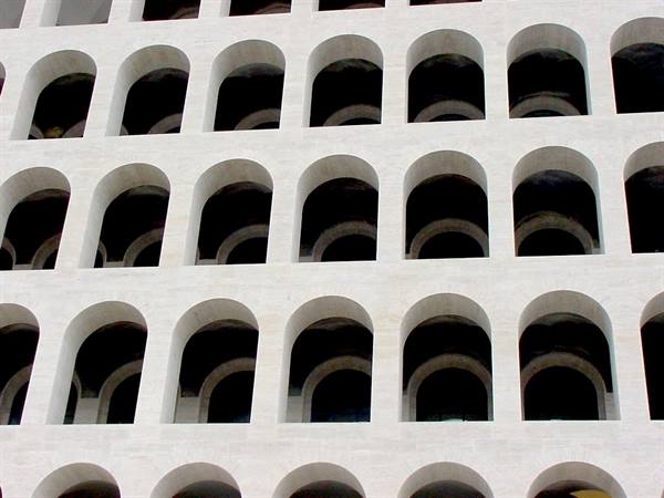 Travertine facade with rows of blind arches, Palazzo della Civiltà Italiana, Rome