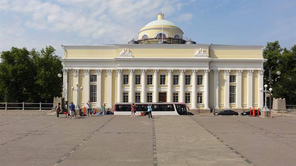 Tourists and shuttle van in front of the National Library in Helsinki