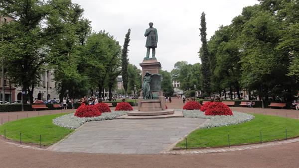 Runeberg statue on Helsinki's Esplanadi amid beds of red flowers
