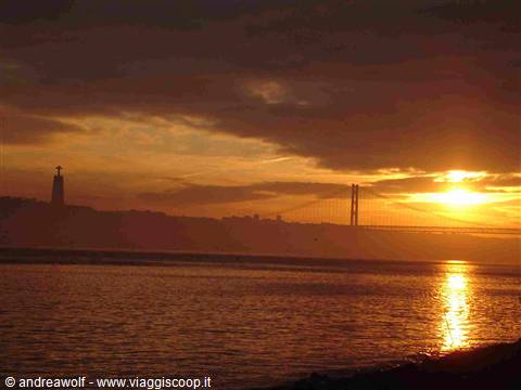25th of April Bridge with the Christ the King Statue