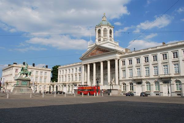Place Royale in Brussels: classical church with colonnade, equestrian statue and red bus
