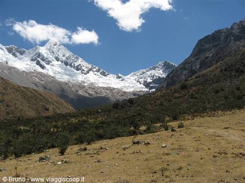 Trekking in the Cordillera Blanca - View of the Alpamayo