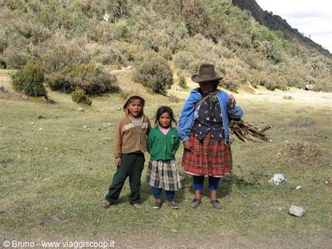 Trekking in the Cordillera Blanca - Local population near the third camp