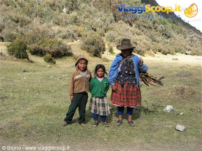Trekking in the Cordillera Blanca - Local population near the third camp
