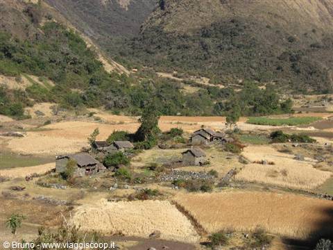 Trekking in the Cordillera Blanca - Village encountered in the fourth stage 