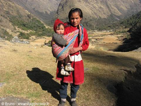 Trekking in the Cordillera Blanca - Children encountered in the fourth stage 