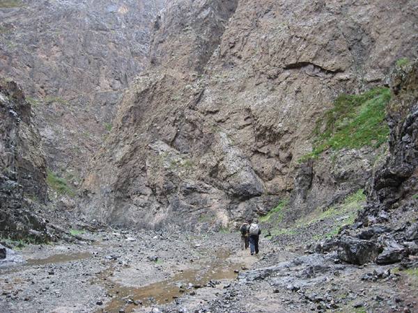 Trek in the Yolyn Am gorge