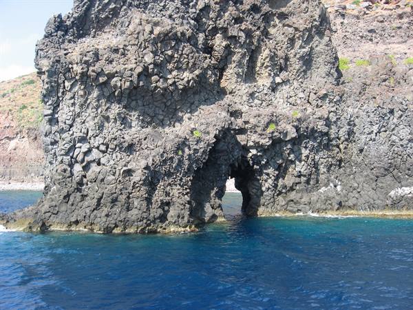 Filicudi - Grotta del Bue