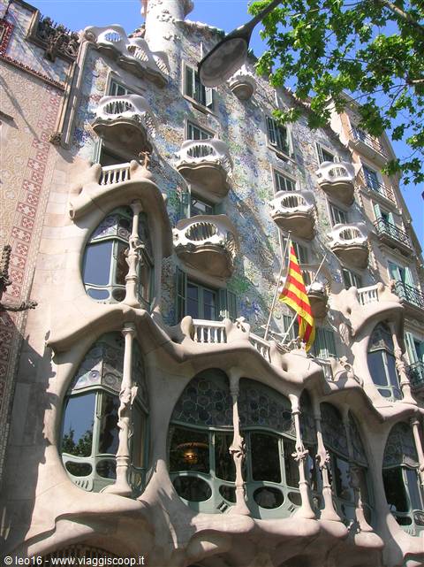Gaudí's Casa Batlló facade in Barcelona, with curved balconies and senyera flag