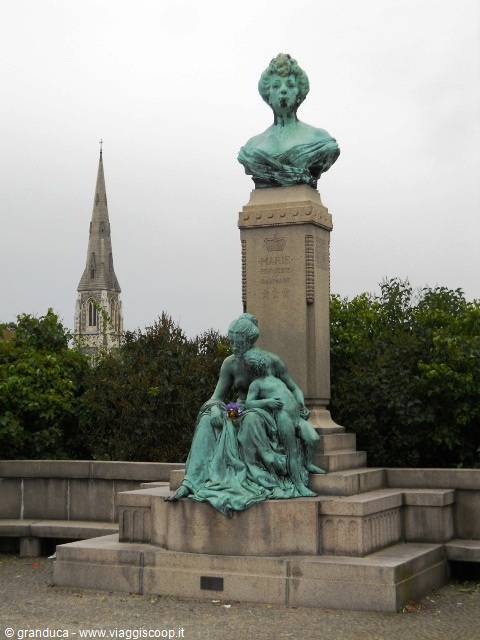 Verdigris bronze monument with princess bust and mother-child group, Copenhagen
