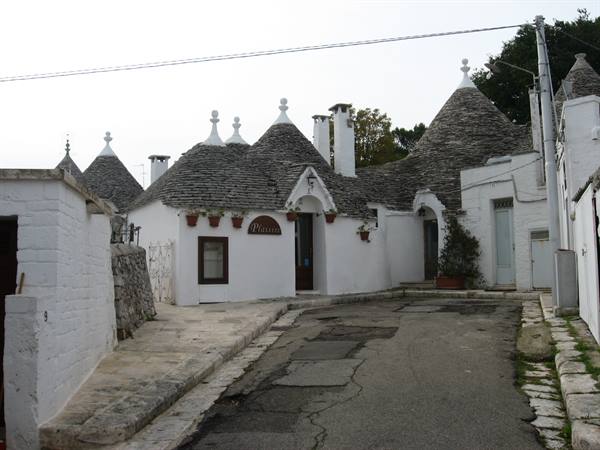 Alberobello : alley among the trulli