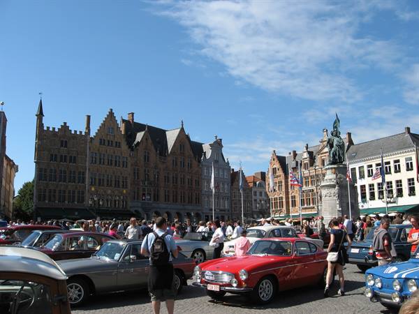 Bruges : vintage car in the square