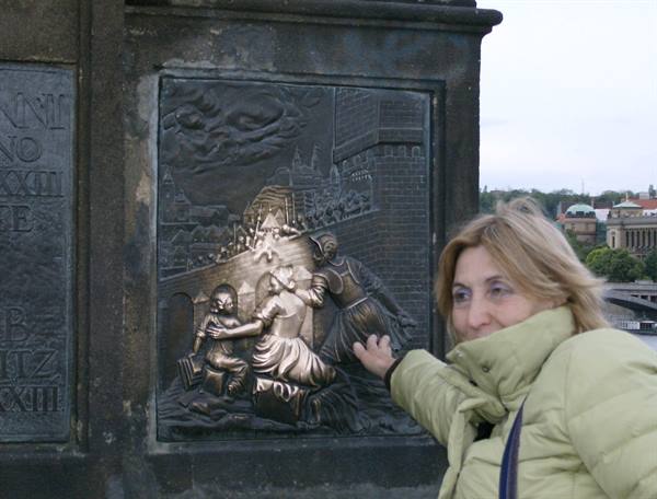 Charles Bridge - famous lucky touch