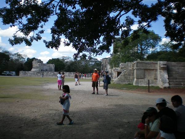 tourists at chichen-itza
